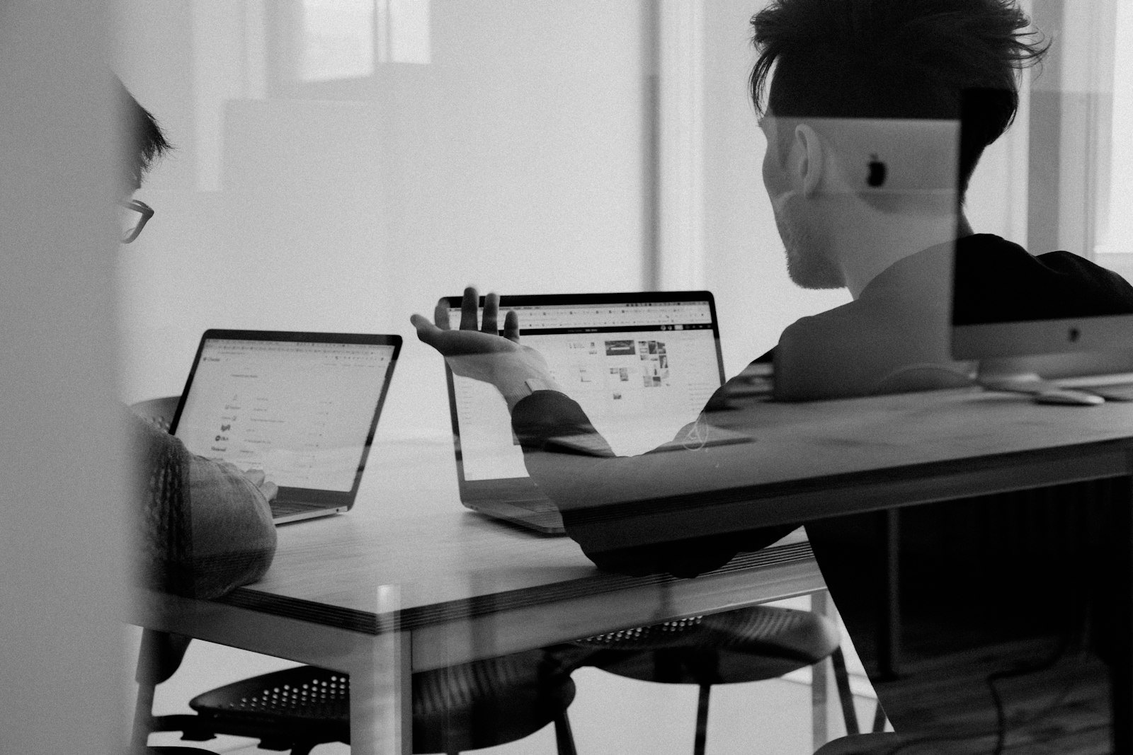 Laptop i notatki przy kampanii Google Ads